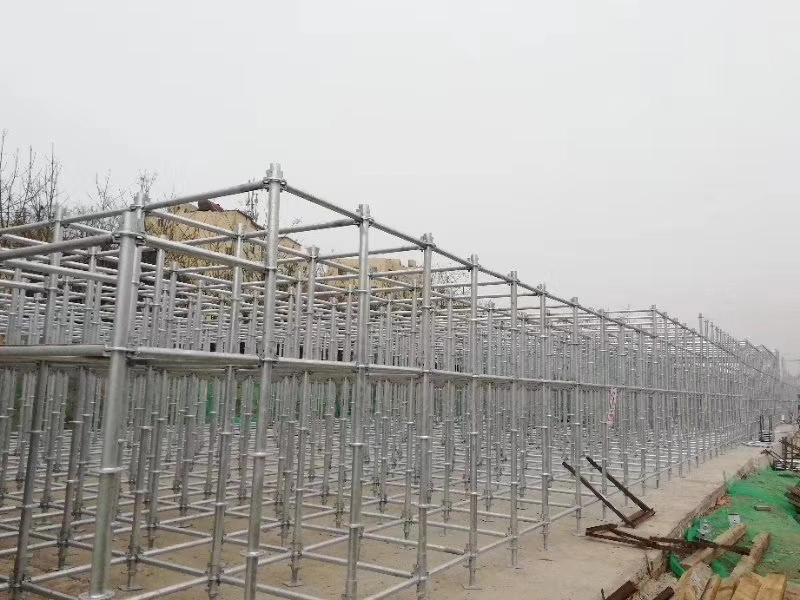 搭建腳手架橫向掃地桿與縱向掃地桿時，怎么設(shè)置好？ (圖1)